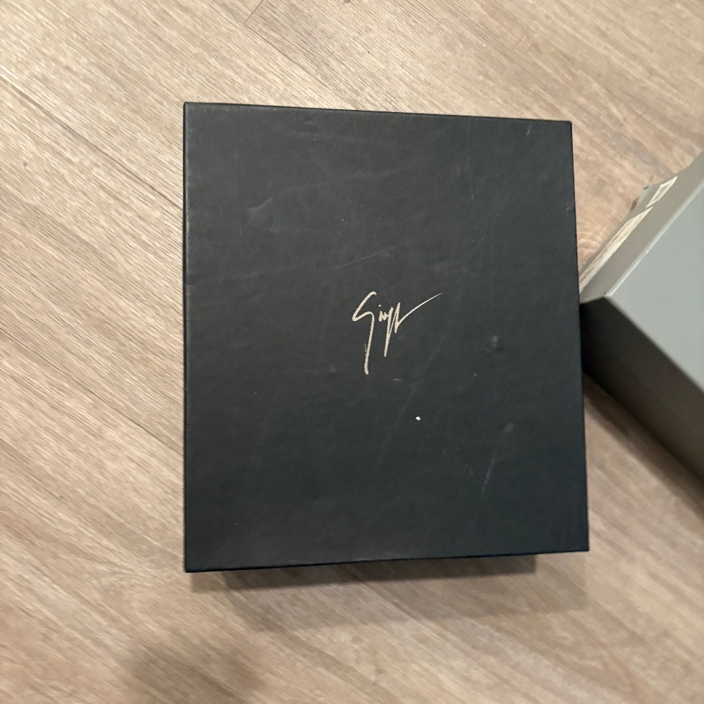 Giuseppe heel box